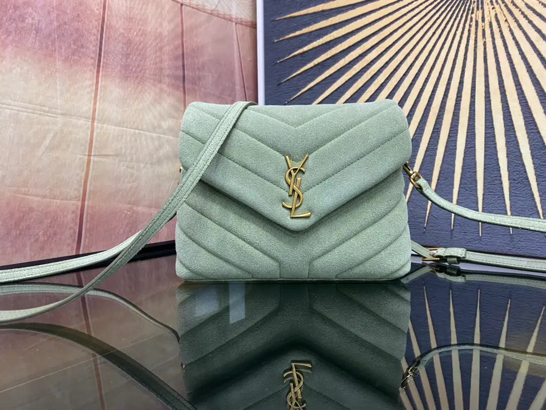 #𝑳𝒐𝒖𝑳𝒐𝒖# LouLouThe sandy little slender is coming in.！The whole bag was made with soft Italian silt., It's a classic.YHome slants, sewn., With a soft and stylish front flip bag., Shoulder-reconciled needle button, It's not big., It's not a lot of content., There's a zipper bag in the bag., Two main partitions., There's a small split between the center and the side that can put cash or paper on it.！Multifunctional！A super-loader.！ Model: 467072Skin grinding. Dimensions: 20X14X7cm