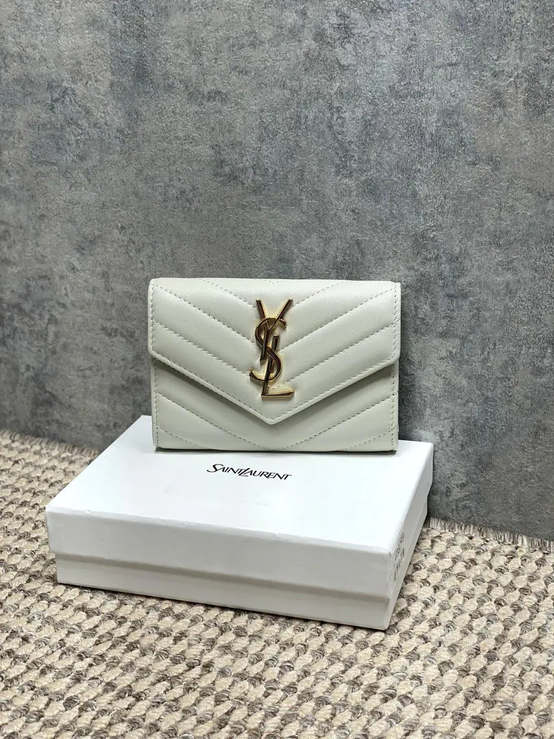 P YSLA sheep's skin envelope., Cow leather., It's delicate and durable., The match is gold.Logo,Jane is so smart.. Envelope Design, Cards can be filled with coins., It's easy to travel or to travel.！It's a small size., No pressure on your body., It's practical and fashionable., Yes.YSLOne of the classic hot ones.！ Dimensions: 13.5x9.5x3cm Model: 423293