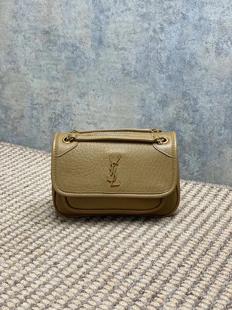 Almond.YSL New paragraph Mini Elephant tattoos.niki, It's a little nice. It's a classic.！A brand-new silver chain. Skin hands are soft., A main internal partition., A flat bag., A zipper bag guy carries it pretty good too.. Dimensions: 18x12.5x5cm Encoding: 828736