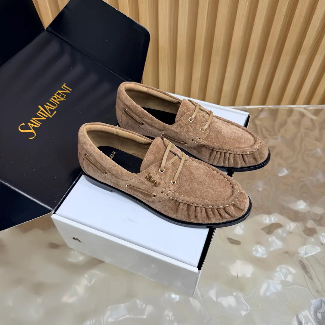 Couples' slippers.📍 Top Version🖤Saint Lauren*Saint Roland.2026 YSLSmalllogo A couple of wrinkled LeFoo shoes. Women Men It's a little symbolic.logoIt's the soul of these shoes. And he's got a low profile and a fine attitude on his shoe.. It's different from the big sign. It's quiet and it's sharp. Snuff it out with a simple line.YSLA unique fashion.DNA Unwittingly revealing the deep inside of the brand. The classic almond-shaped design of the shoehead. Smart-mixed feet. Pull the foot line up visually. ♪ And show grace and grace ♪. Every date a couple went to. Every trip. It's all because of the saloons. To be a low profile, deep-minded tribute.. The pasta is for sheep. The insides are all sheep's skin. Italian imports are so thick. size: 35–42（34, 41, 42, 43Custom） Men: 38–47（38, 46, 47Custom without re-offer）