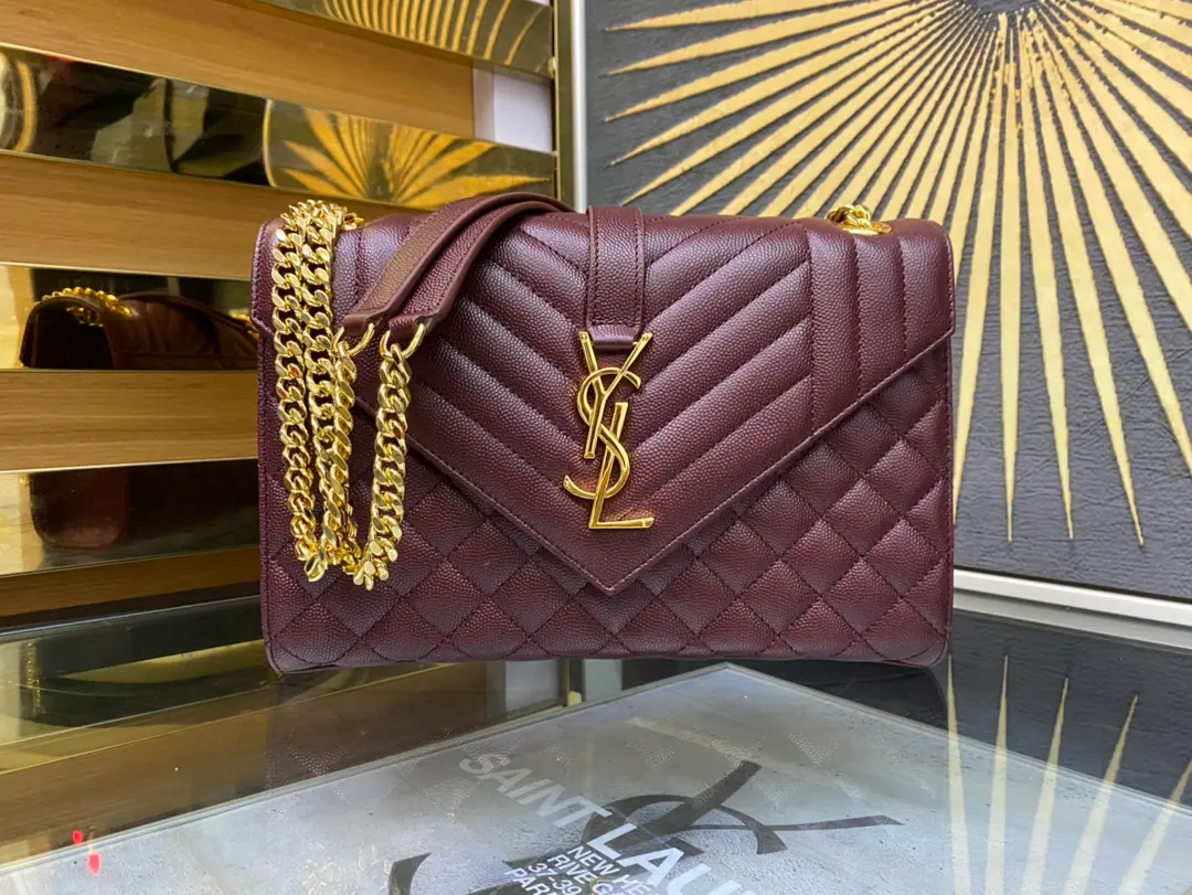 ENVELOPPE Medium Envelope, Italian imports of original plant cattle and skin, Super-paragus caviar texture., A very air-like piece., Black is a classic match with gold., A hundred.！♪ The shoulder slants ♪ok！It's a good one.！ Model: 487206 Dimensions: 24×17.5×6cm