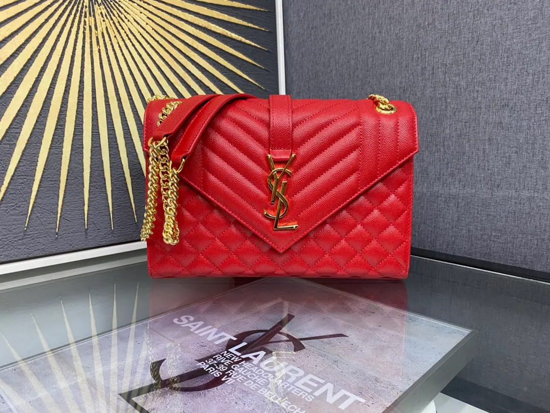 ENVELOPPE Medium Envelope, Italian imports of original plant cattle and skin, Super-paragus caviar texture., A very air-like piece., Black is a classic match with gold., A hundred.！♪ The shoulder slants ♪ok！It's a good one.！ Model: 487206 Dimensions: 24×17.5×6cm