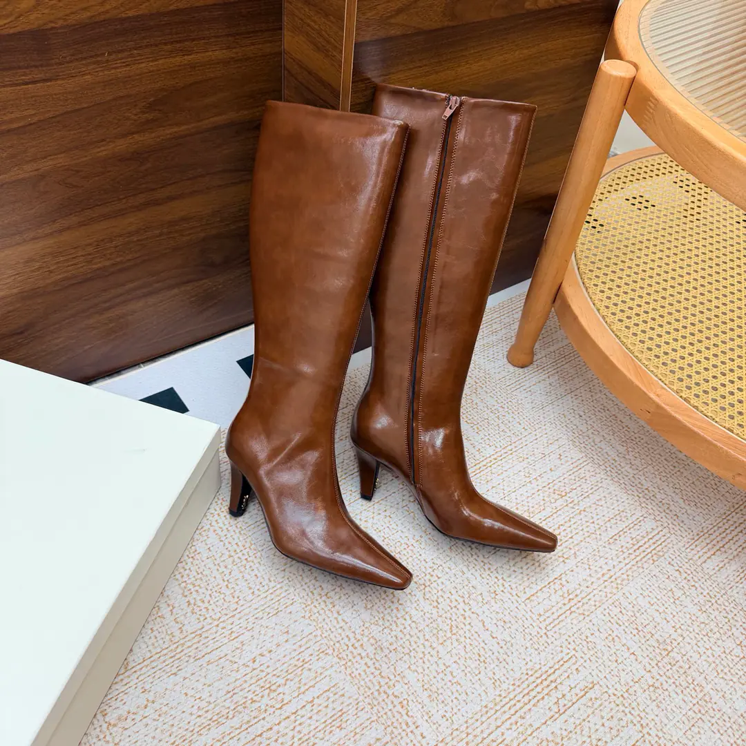 Top Version🖤Saint Laurent fw26 new arrival～ YSLSaint Roland.2026 The new spring and winter zippers are high and the ankle boots are sharp and short And ankle boots., A pair of square-shoes and a little high heels., %1 is internalLE CASSANDRE, Side zipper design. The whole shoe is very simple.～The little one is more sophisticated and fashionable and can see that the side of our boots is radians designed to be human legs.～The upper foot is so beautiful and so unchallenged.～Long legs.～It's a match for every occasion.～Autumn and winter wear the necessary supplies.！ Shoe.: Cow skin./Bullskins. Inside, put your feet on the inside.: Lamb skin. Shoes under the sole.: Italy is a big-ass country. He's tall.: 7cm Codes: 35-39（40.41.42I'll make sure I don't change it.）