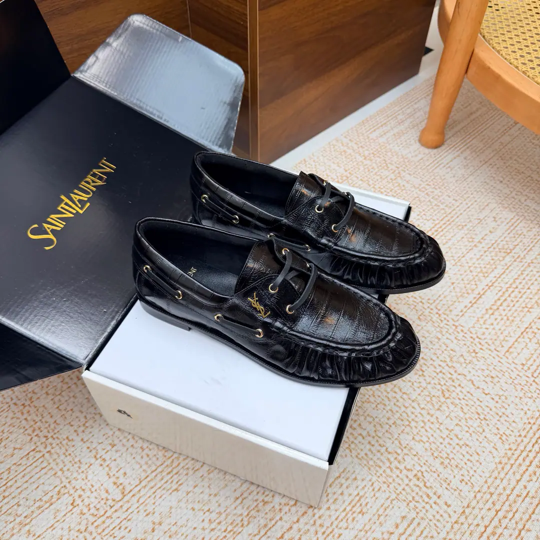 Couples' slippers.📍 Top Version🖤Saint Lauren*Saint Roland.2026 YSLSmalllogo A couple of wrinkled LeFoo shoes. Women Men It's a little symbolic.logoIt's the soul of these shoes. And he's got a low profile and a fine attitude on his shoe.. It's different from the big sign. It's quiet and it's sharp. Snuff it out with a simple line.YSLA unique fashion.DNA Unwittingly revealing the deep inside of the brand. The classic almond-shaped design of the shoehead. Smart-mixed feet. Pull the foot line up visually. ♪ And show grace and grace ♪. Every date a couple went to. Every trip. It's all because of the saloons. To be a low profile, deep-minded tribute.. The fabric is eel-steeled cow skin. The insides are all sheep's skin. Italian imports are so thick. size: 35–42（34, 41, 42, 43Custom） Men: 38–47（38, 46, 47Custom without re-offer）