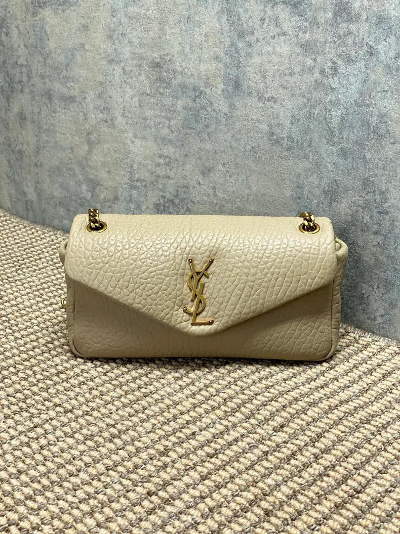 YSL CalypsoChain bag., Little sheep's skin.+Gold chains., Jane is so smart.✨. ♪ Soft and wrapped ♪, The tops are designed to facilitate daily commute.orOut of the street., The capacity is perfect., You can have your wallet on your phone.. The chains can be single./Slash, You're a big fan of the game., Keep your head down and hold it down.！2023New paragraph, It's practical and fashionable., I really recommend it.～ Model: 734153 Dimensions: 17.5x21x8cm