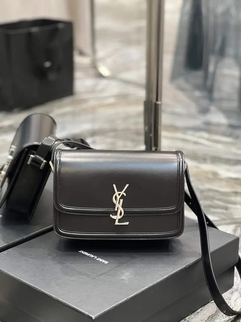 【𝑺𝑶𝑳𝑭𝑬𝑹𝑰𝑵𝑶 𝑩𝑶𝑿 】 Black with silver buttons_ IT BAG_It's gonna be a big deal., The whole fashion circle was taken before the market., Nostalgia left bank., Inspired by the name of the left bank of Paris.Rue De SolferinoAs a name！The package is with the original toothpick.BoxBullskins., The tenderness of the hand and skin is very good.！Three layers of organ separation., It's easy to accommodate everyday requirements., Newly designed.“L”Letters on the lower and upper side of the button, To completely reverse your knowledge of the buttons., I can't help but wonder., I can open the bag like this., It's not funny.！ Model: 634305 Dimensions: 23x16x6cm