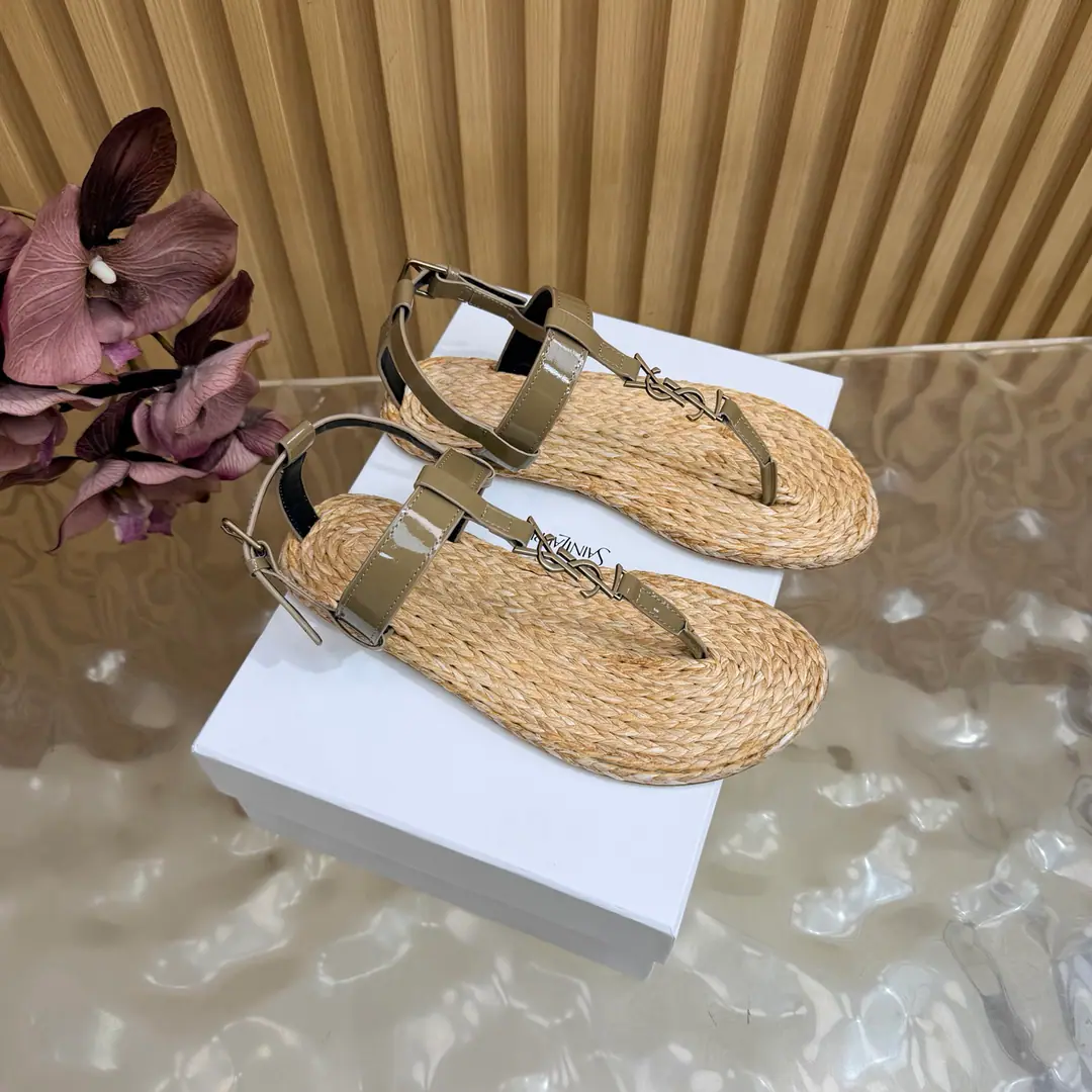 2026Spring and summer. Couple money. YSL 🖤 Saint Laurent / Saint Roland.yslShoes. A super-super-fire sandal. This is a hardware button that we need to model every page of our family.1:1Custom！It's very good., Nice feet., And whether you're wearing jeans or not,, Little suit., The dress., It's a natural match. Shoe.: Bullskins./Painted skin. Uchi.: The bottom of the straw. Shoes under the sole.: That's a big one. He's tall.: Floor Size: 35—44（41-44Custom without re-offer）