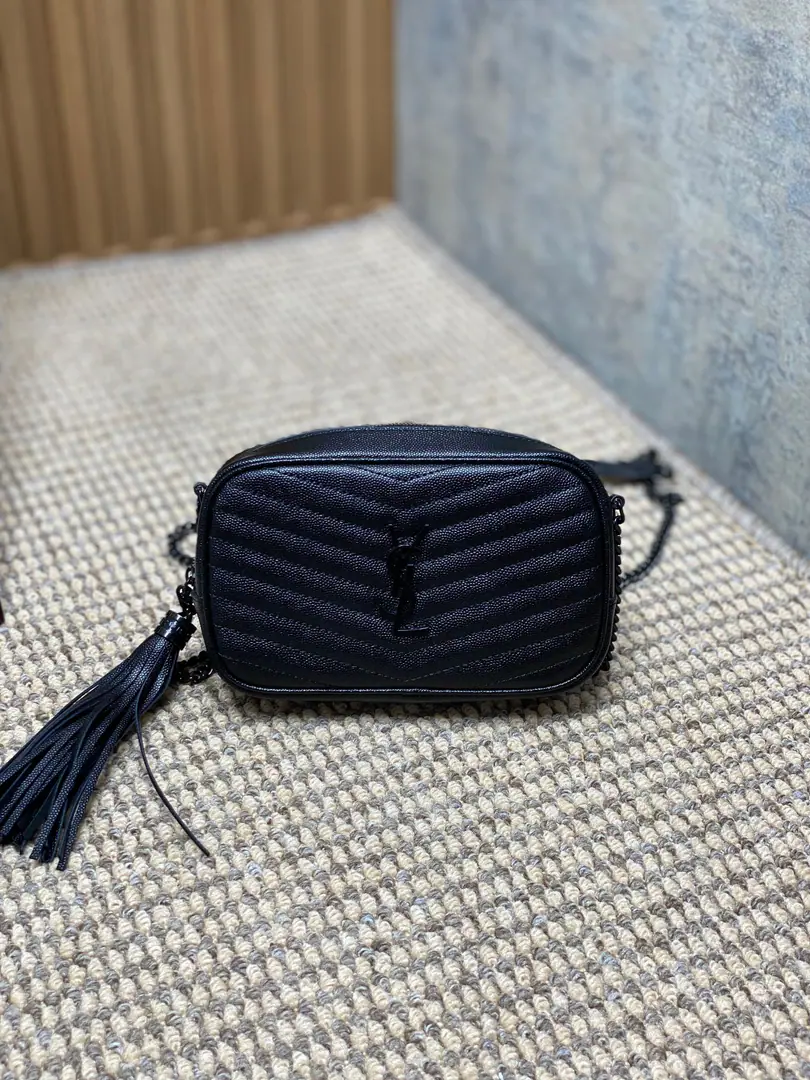 YSLBlack Golden Stream Sox camera bag., LOUSeries, Caviar, cow leather., It's a milling-up., It's perfect for regular commutes or out of town.！Quietly., Gold chains.+Lusoe Design, Fashion and grace.✨. Inside., That's a great touch., The capacity to load a cell phone., Cosmetics, etc.. Black gold color+YSLGold., Brand recognition., You don't pick up clothes., It's a good work., It's a classic St. Roland.！ Dimensions: 18x11x5cm Encoding: 505731