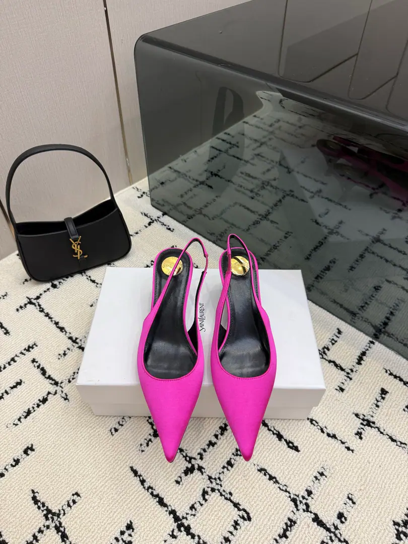 Top QualitySaint Laurent / Saint Roland.LeeYSLThe beauty of my sister is San Roland, the human being. RoseThe same heels and sandal slippers are well-modified., Luxury metal chains These years...SLPIt's the high heels that get to understand the embarrassing impression of women who have gone to the market.ysl- A beautiful sandal slipper. Shoe.: Shinseng Shoes under the sole.: That's a big one. He's tall.: 6cm Size: 35-42(40-42Customize or not change)