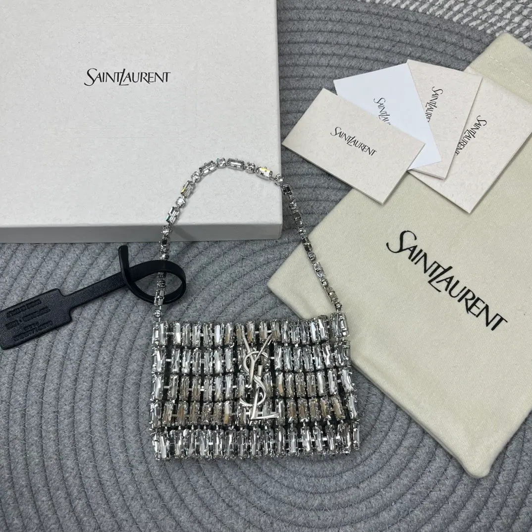 EVENINGCrystal handbag. Silver Dinner bag., I'm not sure.LE CASSANDREAnd embroidery imitate crystals.. This fine, soft handbag is a handy thing., Make late-show.. Silver accessories The steel schwarotch drill. Magnetic suction Dimensions: 11.5*8.5*2.5centimetres The cargo.788380Silver