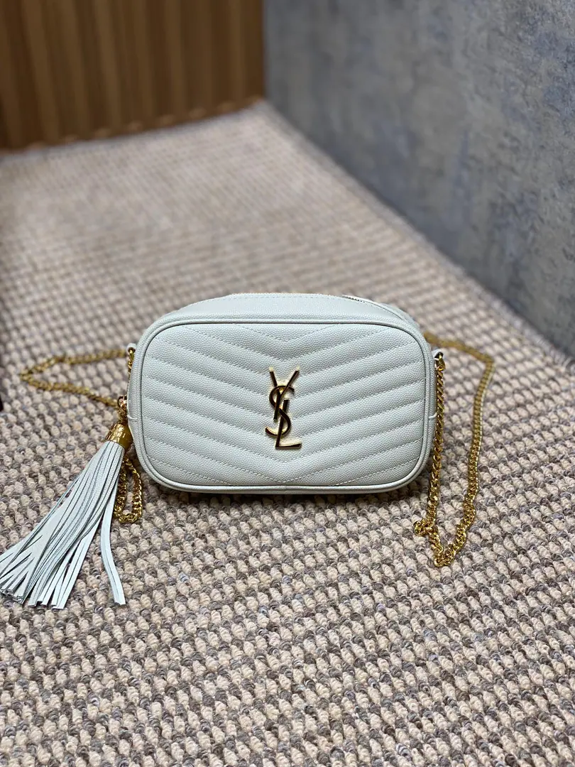 YSLBlack Golden Stream Sox camera bag., LOUSeries, Caviar, cow leather., It's a milling-up., It's perfect for regular commutes or out of town.！Quietly., Gold chains.+Lusoe Design, Fashion and grace.✨. Inside., That's a great touch., The capacity to load a cell phone., Cosmetics, etc.. Black gold color+YSLGold., Brand recognition., You don't pick up clothes., It's a good work., It's a classic St. Roland.！ Dimensions: 18x11x5cm Encoding: 505731