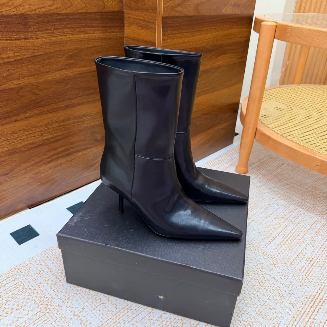 Top Version🖤Saint Laurent fw26 new arrival～ YSLSaint Roland.2026 The new spring and winter zippers are high and the ankle boots are sharp and short And ankle boots., A pair of square-shoes and a little high heels., %1 is internalLE CASSANDRE, Side zipper design. The whole shoe is very simple.～The little one is more sophisticated and fashionable and can see that the side of our boots is radians designed to be human legs.～The upper foot is so beautiful and so unchallenged.～Long legs.～It's a match for every occasion.～Autumn and winter wear the necessary supplies.！ Shoe.: Cow skin./Bullskins. Inside, put your feet on the inside.: Lamb skin. Shoes under the sole.: Italy is a big-ass country. He's tall.: 8cm Codes: 35-39（40.41.42I'll make sure I don't change it.）