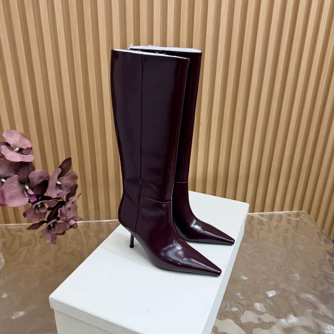 Top Version🖤Saint Laurent fw26 new arrival～ YSLSaint Roland.2026 The new spring and winter zippers are high and the ankle boots are sharp and short And ankle boots., A pair of square-shoes and a little high heels., %1 is internalLE CASSANDRE, Side zipper design. The whole shoe is very simple.～The little one is more sophisticated and fashionable and can see that the side of our boots is radians designed to be human legs.～The upper foot is so beautiful and so unchallenged.～Long legs.～It's a match for every occasion.～Autumn and winter wear the necessary supplies.！ Shoe.: Cow skin./Bullskins. Inside, put your feet on the inside.: Lamb skin. Shoes under the sole.: Italy is a big-ass country. He's tall.: 8cm Codes: 35-39（40.41.42I'll make sure I don't change it.）