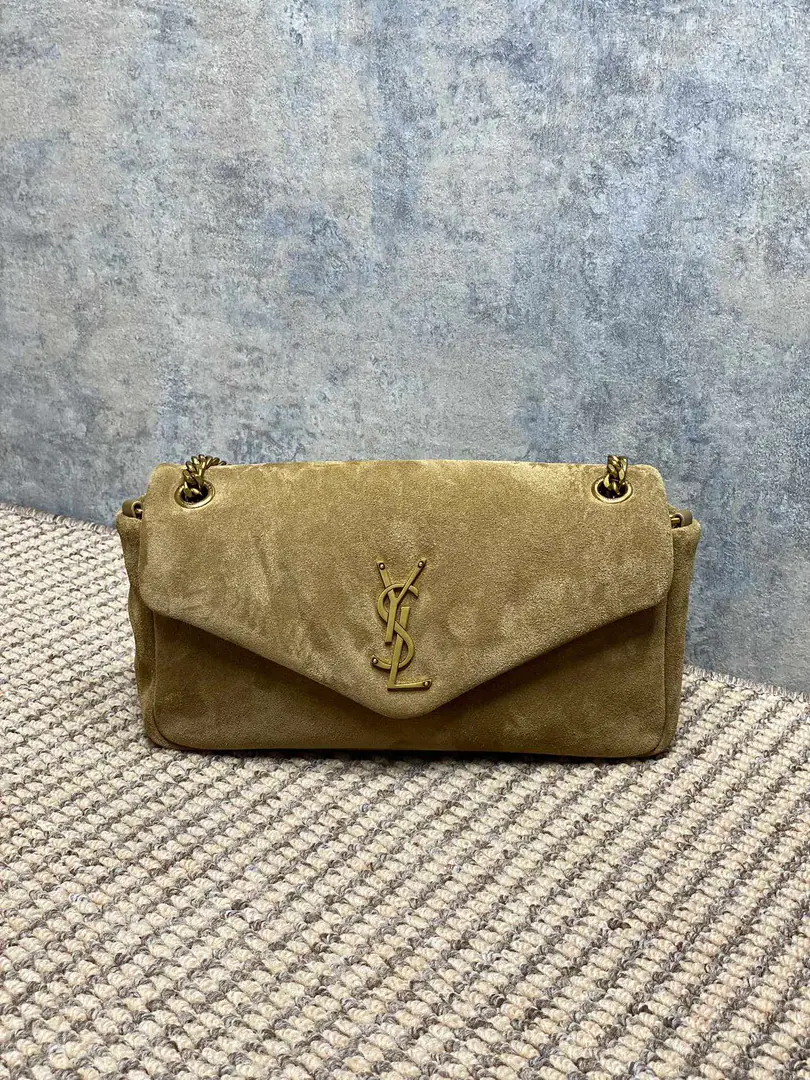 YSL CalypsoChain bag., Little sheep's skin.+Gold chains., Jane is so smart.✨. ♪ Soft and wrapped ♪, The tops are designed to facilitate daily commute.orOut of the street., The capacity is perfect., You can have your wallet on your phone.. The chains can be single./Slash, You're a big fan of the game., Keep your head down and hold it down.！2023New paragraph, It's practical and fashionable., I really recommend it.～ Model: 734153 Dimensions: 17.5x21x8cm