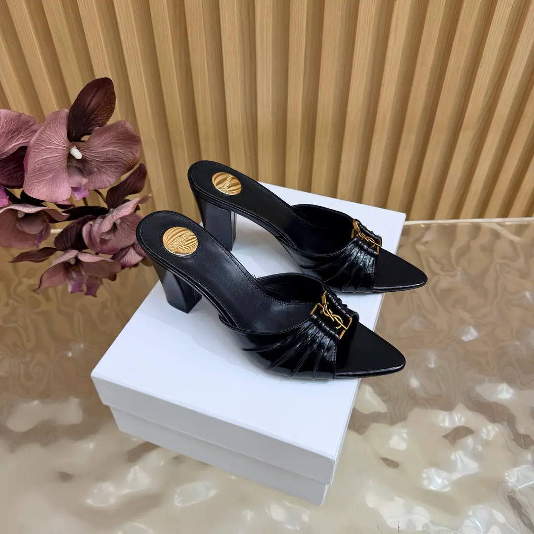 📍📍📍📍【Pointhead Page】📍📍📍📍 2026Spring and summer. YSL 🖤 Saint Laurent / Saint Roland.yslShoes. A super-super-fire slipper. Bold This is a hardware button that we need to model every page of our family.1:1Custom！It's very good., Nice feet., And whether you're wearing jeans or not,, Little suit., The dress., It's a natural match. Shoe.: Bullskins./Oiled lass./Shinseng Uchi.: Skins of sheep. Shoes under the sole.: That's a big one. He's tall.: 7.5cm Size: 35-43（40, 41, 42, 43Customize or not change)