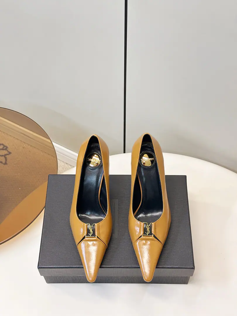 Saint Laurent｜YSLSt. Roland's soft, stylish heels. YSL 25SSSpring and summer, new heels., Cow leather.+MetalLogoButton, Brand recognition.！Pointy and design., NYO10cmHe's tall., Nice and sexy., The air is better in the back., Spring and summer are perfect.. Low-end advanced, Telecommuting, Dinner., Party can be easy to run., You're a great guy with skirts and pants., The gas is full. ！ Shoe.: A little cowy skin with wax./Cow-painted skin. Uchi.: Quality goats' furs. Italian skin. Codes35-40（40.41.42Make a reservation.）