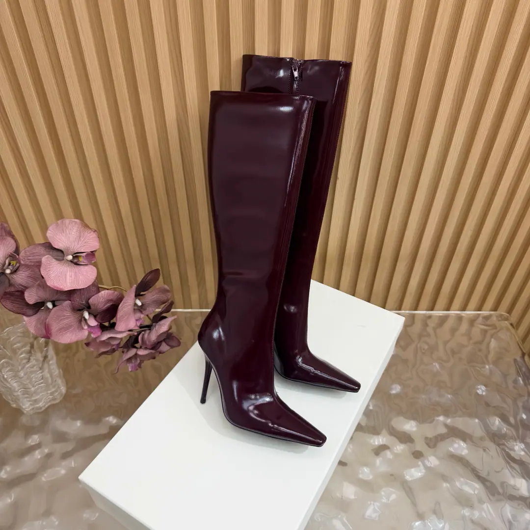 Top Version🖤Saint Laurent fw26 new arrival～ YSLSaint Roland.2026 The new spring and winter zippers are high and the ankle boots are sharp and short And ankle boots., A pair of square-shoes and a little high heels., %1 is internalLE CASSANDRE, Side zipper design. The whole shoe is very simple.～The little one is more sophisticated and fashionable and can see that the side of our boots is radians designed to be human legs.～The upper foot is so beautiful and so unchallenged.～Long legs.～It's a match for every occasion.～Autumn and winter wear the necessary supplies.！ Shoe.: Cow skin./Bullskins. Inside, put your feet on the inside.: Lamb skin. Shoes under the sole.: Italy is a big-ass country. He's tall.: 10.5cm Codes: 35-39（40.41.42I'll make sure I don't change it.