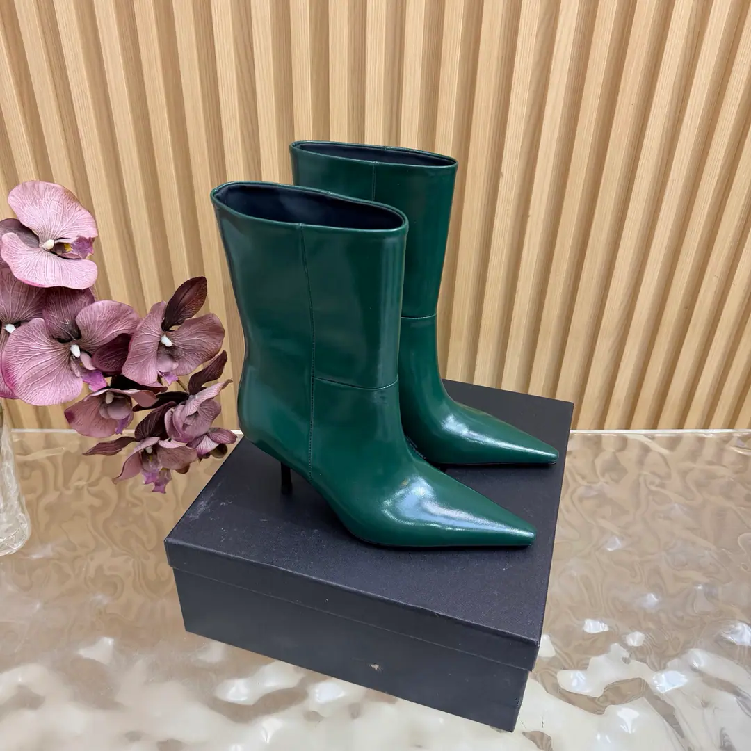 Top Version🖤Saint Laurent fw26 new arrival～ YSLSaint Roland.2026 The new spring and winter zippers are high and the ankle boots are sharp and short And ankle boots., A pair of square-shoes and a little high heels., %1 is internalLE CASSANDRE, Side zipper design. The whole shoe is very simple.～The little one is more sophisticated and fashionable and can see that the side of our boots is radians designed to be human legs.～The upper foot is so beautiful and so unchallenged.～Long legs.～It's a match for every occasion.～Autumn and winter wear the necessary supplies.！ Shoe.: Cow skin./Bullskins. Inside, put your feet on the inside.: Lamb skin. Shoes under the sole.: Italy is a big-ass country. He's tall.: 8cm Codes: 35-39（40.41.42I'll make sure I don't change it.）