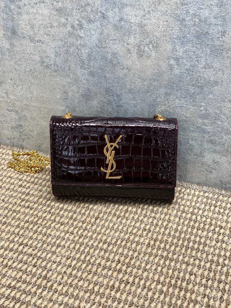 YSL KATEA series of crocodile-gringer chains., Use crocodile pressure leather., The light is full., Match metal chains andYSLMark, It's a long time ago and a priceless one.✨. Medium Size, Medium Capacity, I can handle it easily, by commute or dinner.. The wine is white., Autumn with sweaters., The jackets are all colorful., The chain shoulder is single or slashed., Reverses are diverse., It's practical and fashionable., Yes.YSLClassic hot money.！ Dimensions: 20x14x5cm Encoding: 377629