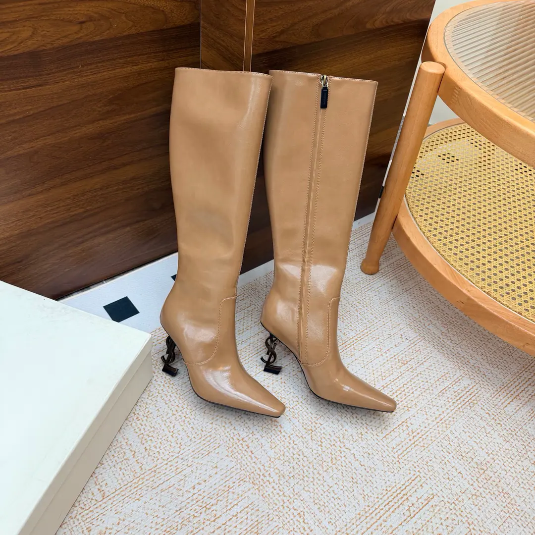 Top Version🖤Saint Laurent fw26 new arrival～ YSLSaint Roland.2026 The new spring and winter zippers are high and the ankle boots are sharp and short And ankle boots., A pair of square-shoes and a little high heels., %1 is internalLE CASSANDRE, Side zipper design. The whole shoe is very simple.～The little one is more sophisticated and fashionable and can see that the side of our boots is radians designed to be human legs.～The upper foot is so beautiful and so unchallenged.～Long legs.～It's a match for every occasion.～Autumn and winter wear the necessary supplies.！ Shoe.: Cow skin./Bullskins. Inside, put your feet on the inside.: Lamb skin. Shoes under the sole.: Italy is a big-ass country. He's tall.: 8cm Codes: 35-39（40.41.42I'll make sure I don't change it.）