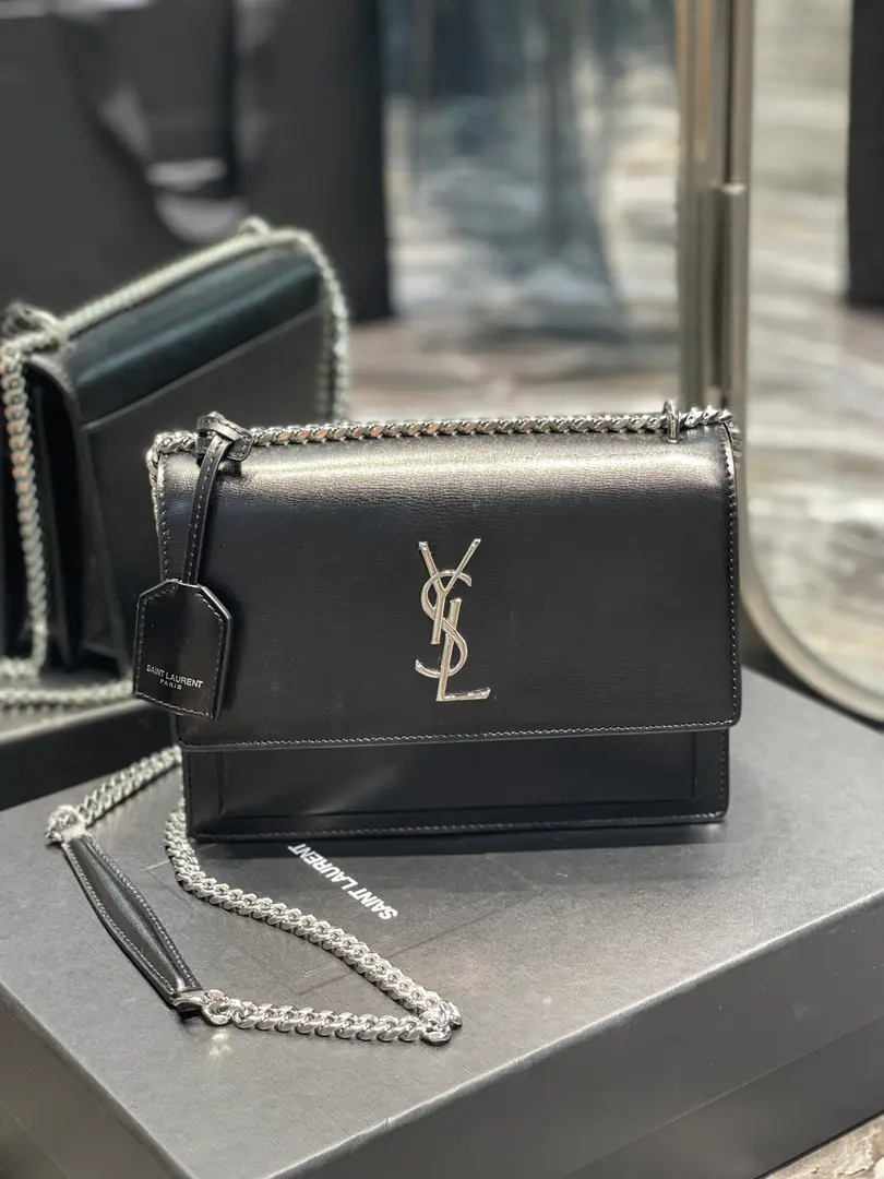 🔳𝑺𝒖𝒏𝒔𝒆𝒕 𝟮𝟮𝒄𝒎🔳 #Black silver button.# The classic toothpicks.sunsetSunset bag.！The heat's still on for so long., So it's a bit of a fan.！High-quality Italian cattle imports, zp- I'll make you a hardware., ♪ To pursue every detail ♪, We're trying to get close to the right thing., High quality is not expensive., Let's move now.！ Dimensions: 22x8x16 Model: 442906