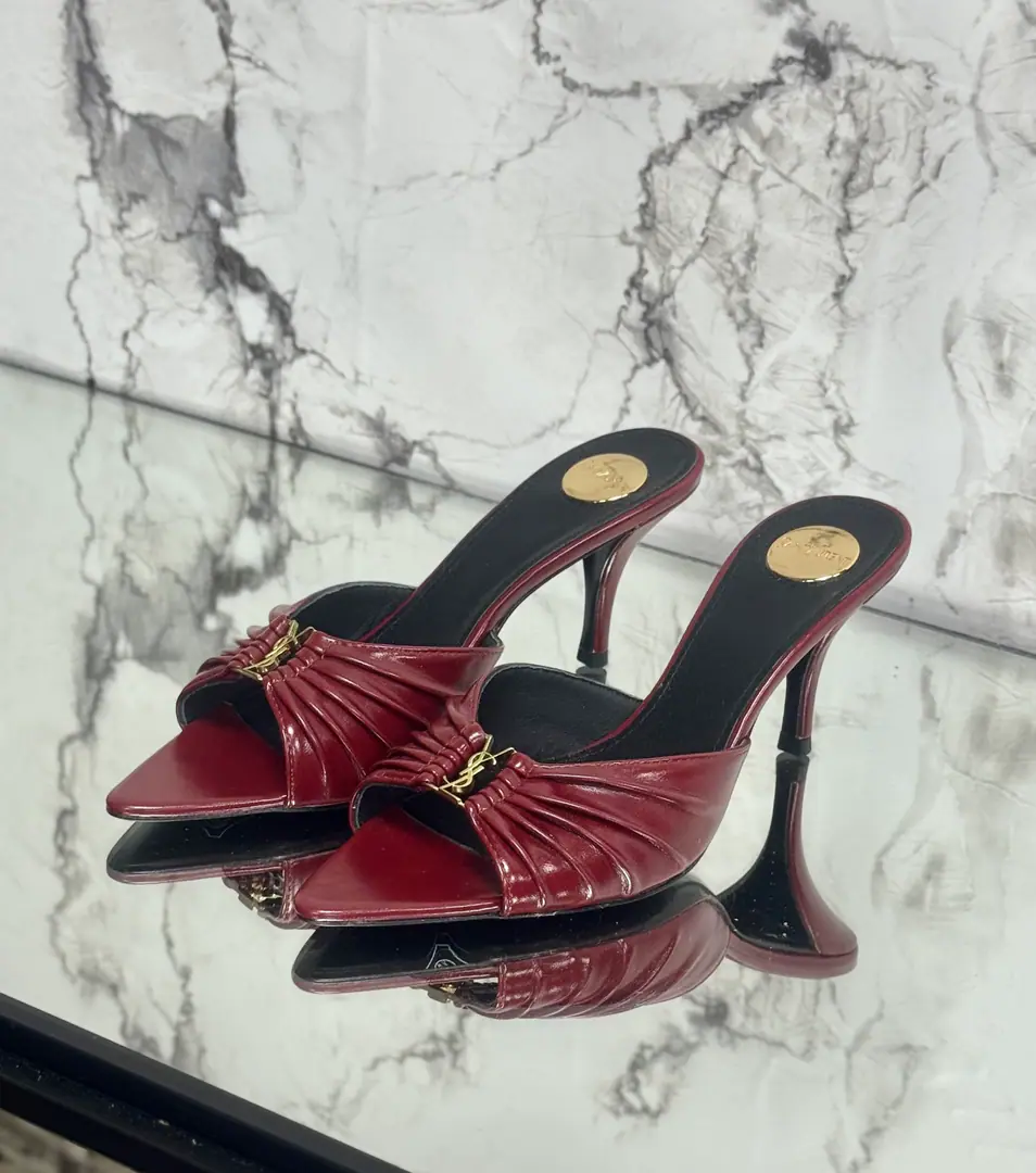 Saint LaurentSt. Roland's.YSLThe classic high-end heel sandals. A super-super-fired piece of hardware buttons for every page of our family is to be modeled.1:1Custom！The size and quality are exactly the same as the original.✔️ Shoe-faced material: Use cow skin./Painted skin. Real sheep in there., ♪ To scurry for soft, soft sheep, Shoes' soles are original.1:1Customizes the skin., It's perfect., And the upper foot is very good., Nice feet., And whether you're wearing jeans or not,, Little suit., The dress., It's a natural match., Full package for the originals He's tall.: It's flat./Floor1cmFlat/6cm/9cm Italy is a big-ass country. Size: 35-41（40, 41, 42Custom）
