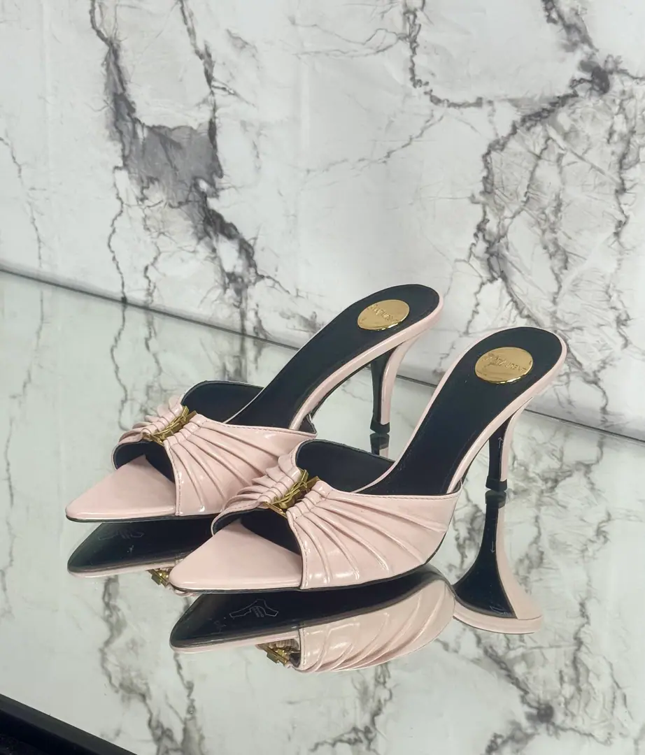 Saint LaurentSt. Roland's.YSLThe classic high-end heel sandals. A super-super-fired piece of hardware buttons for every page of our family is to be modeled.1:1Custom！The size and quality are exactly the same as the original.✔️ Shoe-faced material: Use cow skin./Painted skin. Real sheep in there., ♪ To scurry for soft, soft sheep, Shoes' soles are original.1:1Customizes the skin., It's perfect., And the upper foot is very good., Nice feet., And whether you're wearing jeans or not,, Little suit., The dress., It's a natural match., Full package for the originals He's tall.: It's flat./Floor1cmFlat/6cm/9cm Italy is a big-ass country. Size: 35-41（40, 41, 42Custom）
