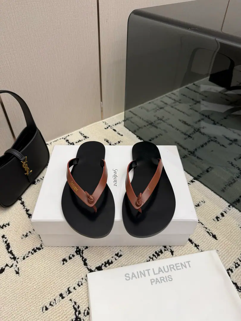 【Saint Laurent Saint Roland.】YSLThe vacation grass made the soles.. Shoe.: Bullskins. Shoes under the sole.: That's a big one. Size: 35-39(40.41.42Do it.）