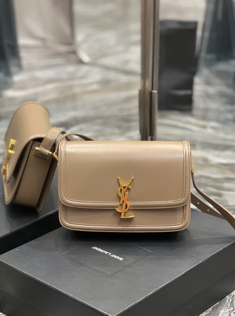 【𝑺𝑶𝑳𝑭𝑬𝑹𝑰𝑵𝑶 𝑩𝑶𝑿 】 New Colour_Naked pink gold button. IT BAG_It's gonna be a big deal., The whole fashion circle was taken before the market., Nostalgia left bank., Inspired by the name of the left bank of Paris.Rue De SolferinoAs a name！The package is with the original toothpick.BoxBullskins., The tenderness of the hand and skin is very good.！Three layers of organ separation., It's easy to accommodate everyday requirements., Newly designed.“L”Letters on the lower and upper side of the button, To completely reverse your knowledge of the buttons., I can't help but wonder., I can open the bag like this., It's not funny.！ Model: 634305 Dimensions: 23x16x6cm