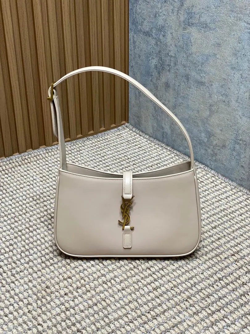 P Spring and summer show. YSLThe new armpit is wrapped in a very simple shape pluslogo Simple U.S.A. High-level opening is a way to set the buttons half open. Encoding657228 Dimensions23x16x6.5cm