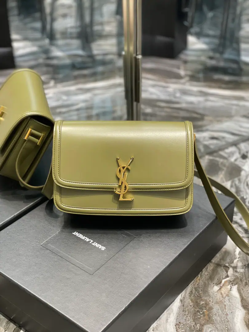 【𝑺𝑶𝑳𝑭𝑬𝑹𝑰𝑵𝑶 𝑩𝑶𝑿 】 New Colour_Olive green. 2020 IT BAG_It's gonna be a big deal., The whole fashion circle was taken before the market., Nostalgia left bank., Inspired by the name of the left bank of Paris.Rue De SolferinoAs a name！The package is with the original toothpick.BoxBullskins., The tenderness of the hand and skin is very good.！Three layers of organ separation., It's easy to accommodate everyday requirements., Newly designed.“L”Letters on the lower and upper side of the button, To completely reverse your knowledge of the buttons., I can't help but wonder., I can open the bag like this., It's not funny.！ Model: 634305 Dimensions: 23x16x6cm