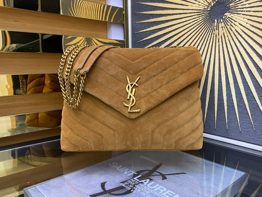 【𝙇𝙤𝙪 𝙇𝙤𝙪 31𝙘𝙢】It's a pack for winter., He's coming to you with warmth.！The outer layers are so soft and cozy., The sense of excellence that you can feel with your hand.！It's a gold-coloured hardware., Makes the whole bag taste better.！It's got a layer inside that's easy to sort the items., The most important thing is to use it too lightly., He's definitely qualified to be a regular commuter.！Model: 459749Dimensions: 31x22x10cm