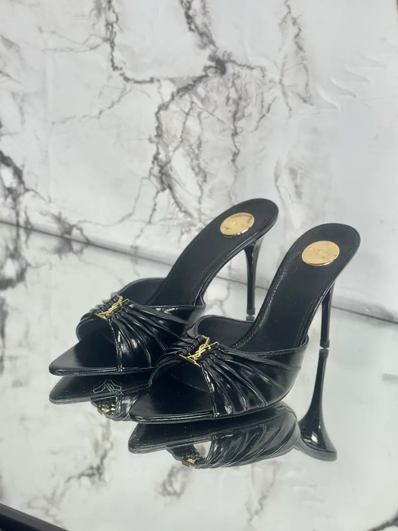 Saint LaurentSt. Roland's.YSLThe classic high-end heel sandals. A super-super-fired piece of hardware buttons for every page of our family is to be modeled.1:1Custom！The size and quality are exactly the same as the original.✔️ Shoe-faced material: Use cow skin./Painted skin. Real sheep in there., ♪ To scurry for soft, soft sheep, Shoes' soles are original.1:1Customizes the skin., It's perfect., And the upper foot is very good., Nice feet., And whether you're wearing jeans or not,, Little suit., The dress., It's a natural match., Full package for the originals He's tall.: It's flat./Floor1cmFlat/6cm/9cm Italy is a big-ass country. Size: 35-41（40, 41, 42Custom）