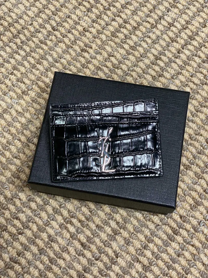 P YSL San Roland.logoThe light crocodiles, the stitches., Dimensions10.5x7.5cmEncodings
