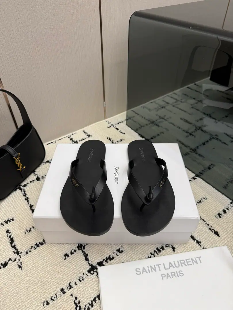 【Saint Laurent Saint Roland.】YSLThe vacation grass made the soles.. Shoe.: Bullskins. Shoes under the sole.: That's a big one. Size: 35-39(40.41.42Do it.）