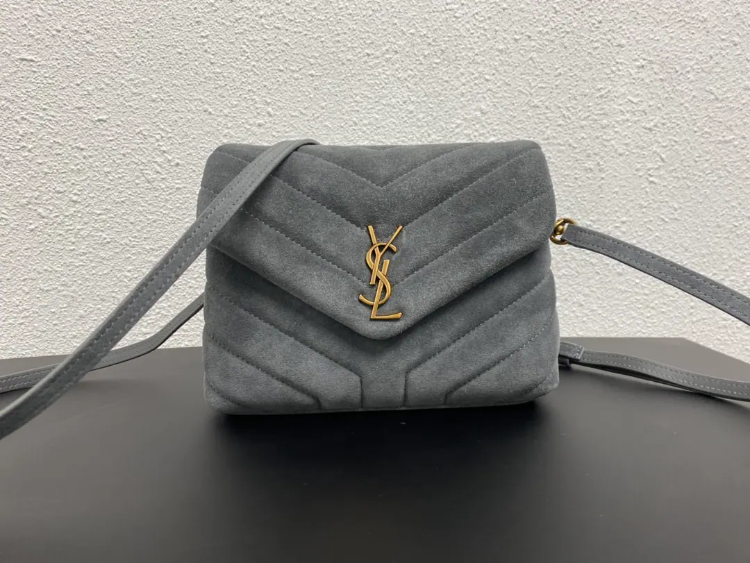 #𝑳𝒐𝒖𝑳𝒐𝒖# LouLouThe sandy little slender is coming in.！The whole bag was made with soft Italian silt., It's a classic.YHome slants, sewn., With a soft and stylish front flip bag., Shoulder-reconciled needle button, It's not big., It's not a lot of content., There's a zipper bag in the bag., Two main partitions., There's a small split between the center and the side that can put cash or paper on it.！Multifunctional！A super-loader.！ Model: 467072Skin grinding. Dimensions: 20X14X7cm