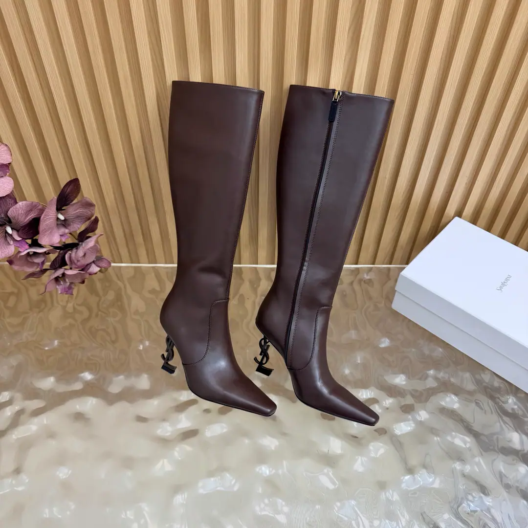 Top Version🖤Saint Laurent fw26 new arrival～ YSLSaint Roland.2026 The new spring and winter zippers are high and the ankle boots are sharp and short And ankle boots., A pair of square-shoes and a little high heels., %1 is internalLE CASSANDRE, Side zipper design. The whole shoe is very simple.～The little one is more sophisticated and fashionable and can see that the side of our boots is radians designed to be human legs.～The upper foot is so beautiful and so unchallenged.～Long legs.～It's a match for every occasion.～Autumn and winter wear the necessary supplies.！ Shoe.: Cow skin./Bullskins. Inside, put your feet on the inside.: Lamb skin. Shoes under the sole.: Italy is a big-ass country. He's tall.: 8cm Codes: 35-39（40.41.42I'll make sure I don't change it.）