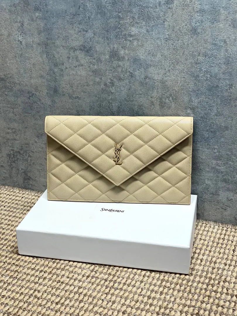 YSLThe diamond handler has the envelope., Use caviar stripes., It's delicate and sophisticated.✨. Colour+MetalLogo, It's a very good recognition., Envelope Designs Simple Atmosphere, Daily commute, You can easily ride on a date.. It's practical and fashionable., Yes.YSLClassic series, It's a big deal., It's easy to get a better sense of compatibility.💼. Dimensions: 27x16x2cm Encoding: 869533