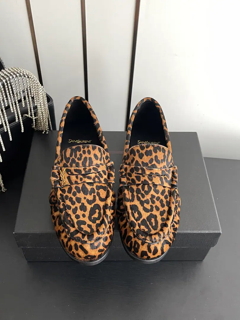 Female/Men 🏧𝐒𝐚𝐢𝐧𝐭 𝐋𝐚𝐮𝐫𝐞𝐧｜𝐘𝐒𝐋 LSaint Roland. Classic LeFoo shoes. A super-super-fired piece of hardware buttons for every page of our family is to be modeled.1:1Custom The size and quality are exactly the same as the original.. I'd like to use imported panty-weaving. The inside feet are sheep's skin. The original Italian is a very big one. Codes:35-45 [Women40.41/Men45Do it.]