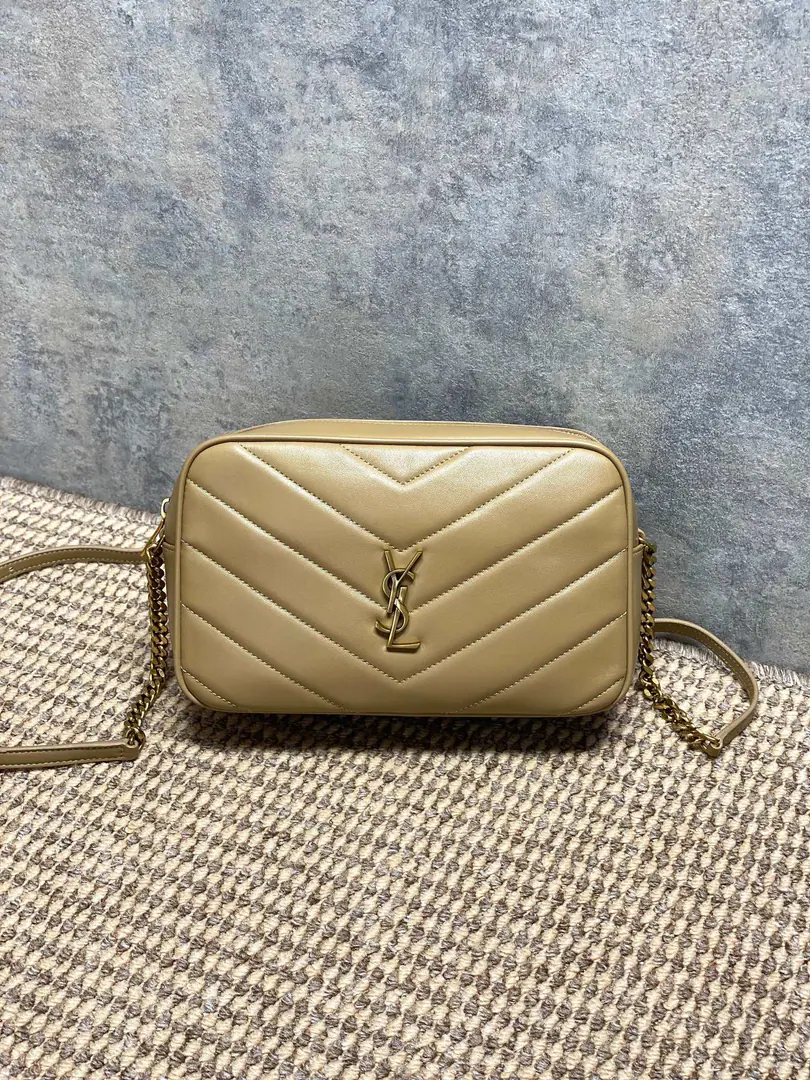 YSL New paragraphLouLouCamera bag, Black sheep skin.+Gold chains., Jane is so smart.！VWord, stitches+YSLMetalLogo, It's full of texture.✨. It's the right size., Telecommuting, Out of town.OK, Toggle with single shoulder. Internal space is reasonable., The everyday little things are lightly packed., It's practical and fashionable., It's a job.orA little light-sleeping.！ Model: 23x14x6cm Model: 869468