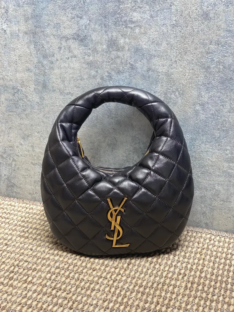 P Deep coffee. YSL ICARINOSmall pocket., Use napa skin., It's so soft., Classic diamond-gring. Sew.+GoldYSLMark, Low profile and luxury.. Moontooth Design, HandheldorThe armpits are all fashionable., Daily commute, I can ride easy.. It's safer to zip., Internal space is reasonable., It's practical and beautiful., It's St. Roland. CAREA hot one for the series., The French grace is full of sense. Model: 851689 Dimensions: 17x13x3cm