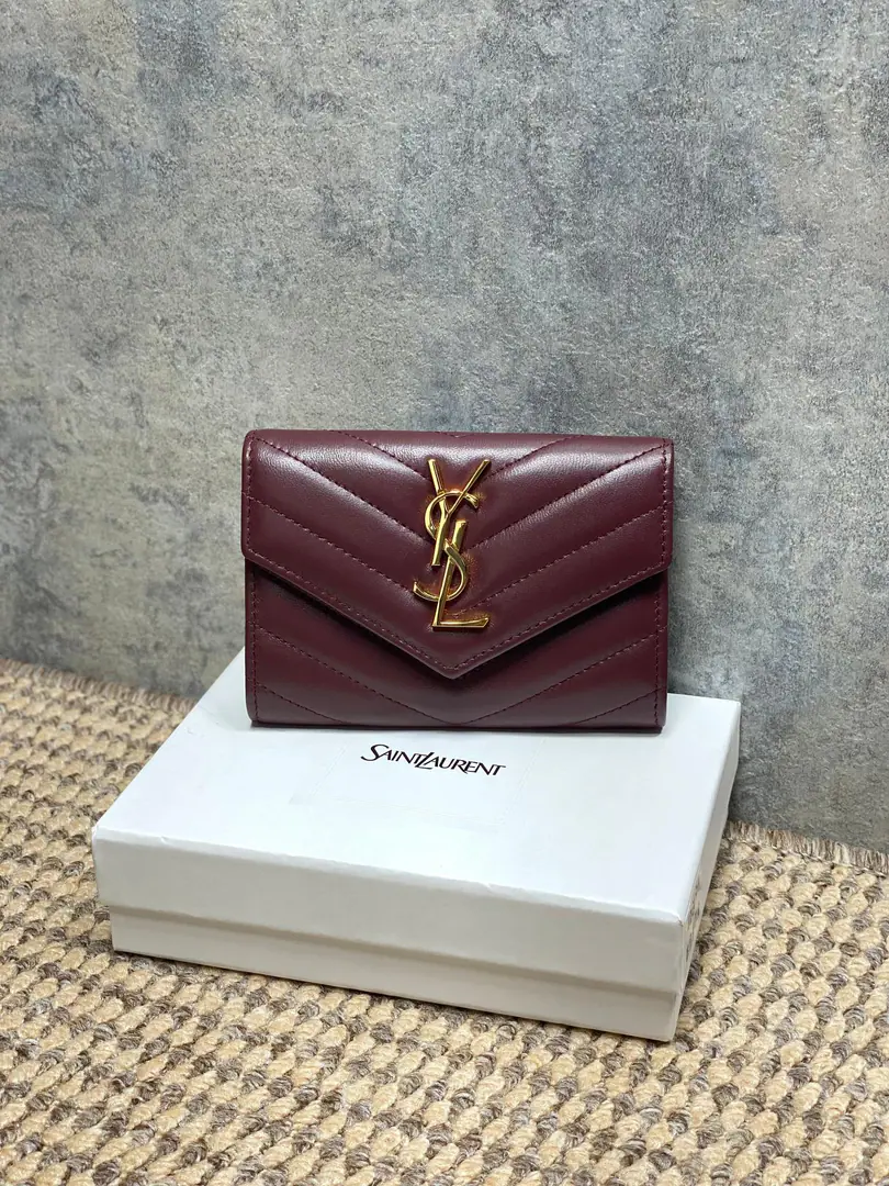 P YSLA sheep's skin envelope., Cow leather., It's delicate and durable., The match is gold.Logo,Jane is so smart.. Envelope Design, Cards can be filled with coins., It's easy to travel or to travel.！It's a small size., No pressure on your body., It's practical and fashionable., Yes.YSLOne of the classic hot ones.！ Dimensions: 13.5x9.5x3cm Model: 423293