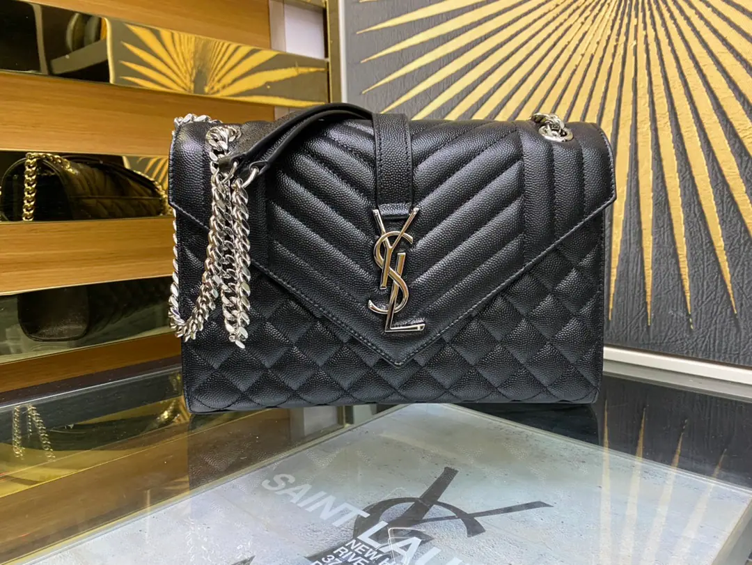 ENVELOPPE Medium Envelope, Italian imports of original plant cattle and skin, Super-paragus caviar texture., A very air-like piece., Black is a classic match with gold., A hundred.！♪ The shoulder slants ♪ok！It's a good one.！ Model: 487206 Dimensions: 24×17.5×6cm