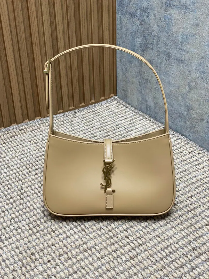 P Spring and summer show. YSLThe new armpit is wrapped in a very simple shape pluslogo Simple U.S.A. High-level opening is a way to set the buttons half open. Encoding657228 Dimensions23x16x6.5cm