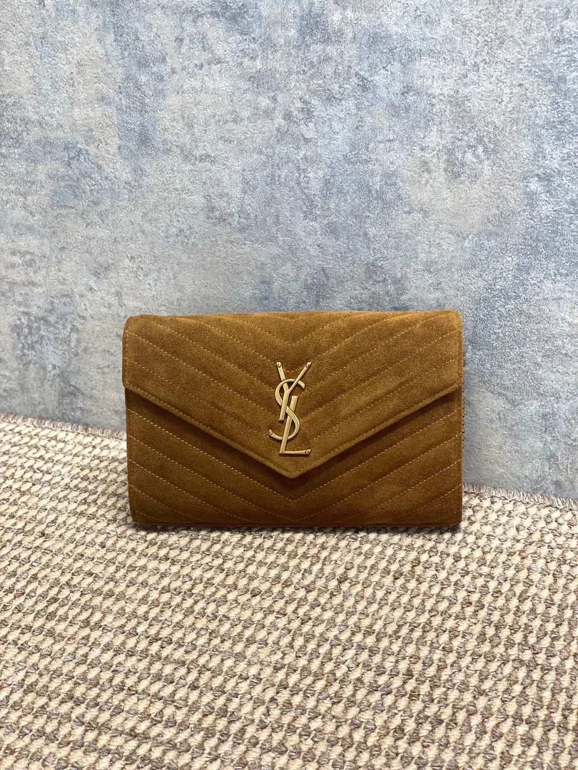 YSL WOCEnvelope, ClassicVSew, sew.+Skins of sand and wool., Silver metalLogoIt's so qualitative.✨. The chains can be single./Slash, I can easily handle my commuting.. Internal space is reasonable., Cell phones, Card, You can put lipstick in it., It's practical and fashionable.！It's a lot of color., You can wear a dress suit.holdStay., It's a fashion one-way thing for urban girls.💼. Dimensions: 22.5x14x4 Encoding: 360452F55
