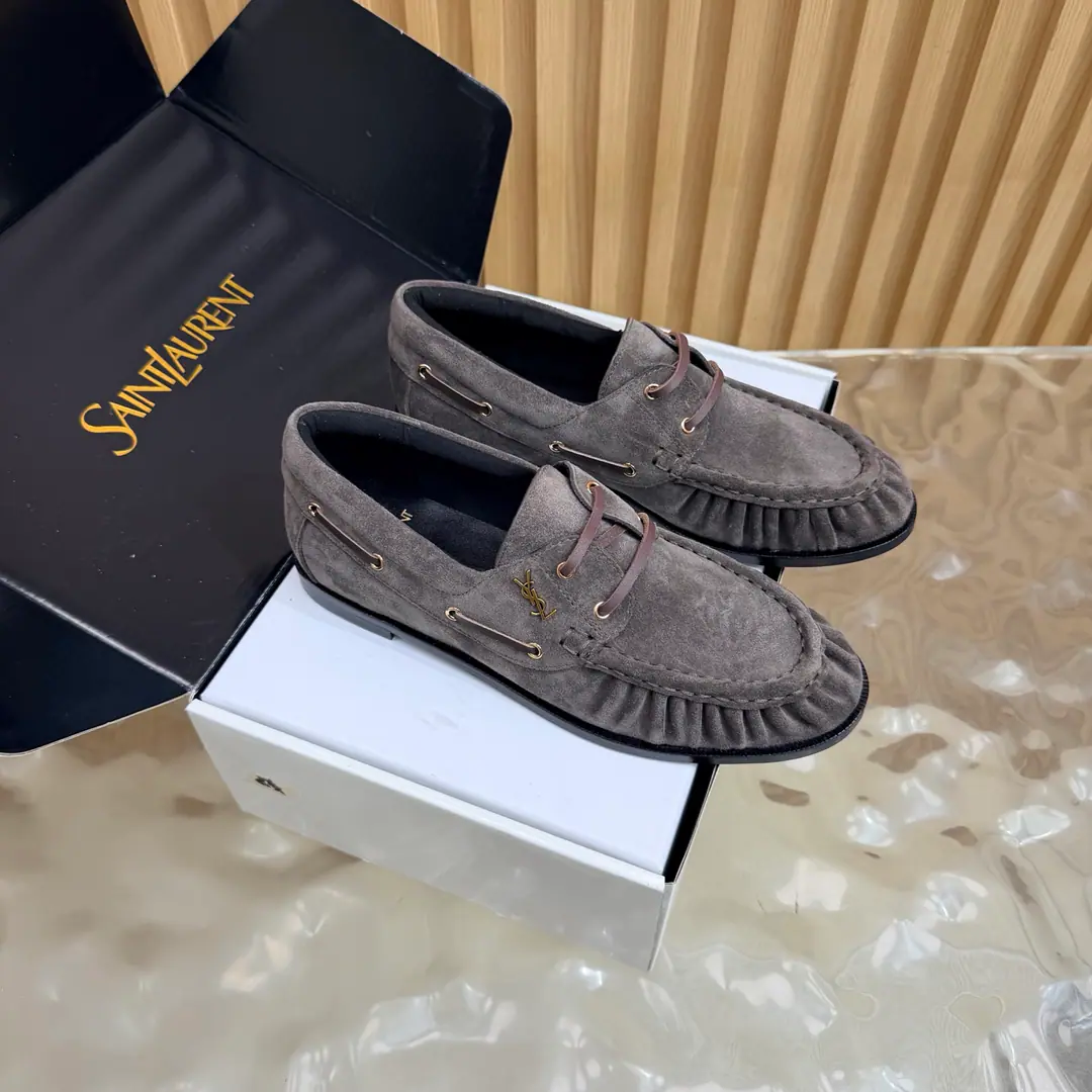 Couples' slippers.📍 Top Version🖤Saint Lauren*Saint Roland.2026 YSLSmalllogo A couple of wrinkled LeFoo shoes. Women Men It's a little symbolic.logoIt's the soul of these shoes. And he's got a low profile and a fine attitude on his shoe.. It's different from the big sign. It's quiet and it's sharp. Snuff it out with a simple line.YSLA unique fashion.DNA Unwittingly revealing the deep inside of the brand. The classic almond-shaped design of the shoehead. Smart-mixed feet. Pull the foot line up visually. ♪ And show grace and grace ♪. Every date a couple went to. Every trip. It's all because of the saloons. To be a low profile, deep-minded tribute.. The pasta is for sheep. The insides are all sheep's skin. Italian imports are so thick. size: 35–42（34, 41, 42, 43Custom） Men: 38–47（38, 46, 47Custom without re-offer）