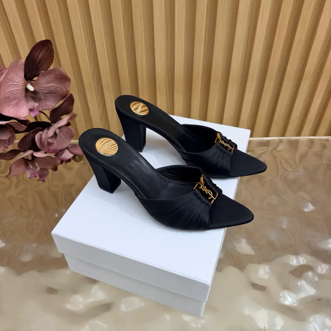 📍📍📍📍【Pointhead Page】📍📍📍📍 2026Spring and summer. YSL 🖤 Saint Laurent / Saint Roland.yslShoes. A super-super-fire slipper. Bold This is a hardware button that we need to model every page of our family.1:1Custom！It's very good., Nice feet., And whether you're wearing jeans or not,, Little suit., The dress., It's a natural match. Shoe.: Bullskins./Oiled lass./Shinseng Uchi.: Skins of sheep. Shoes under the sole.: That's a big one. He's tall.: 7.5cm Size: 35-43（40, 41, 42, 43Customize or not change)