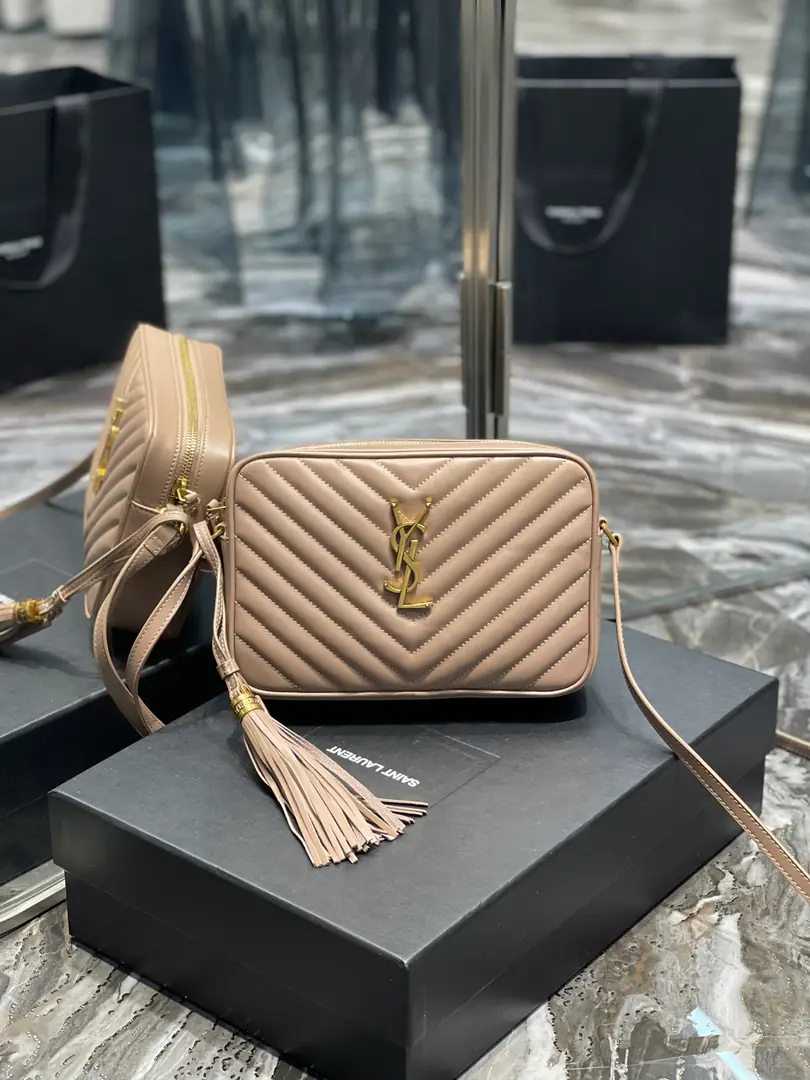 𝑳𝒐𝒖Camera bag_Naked pink buttons. Top-level imports of Italian cattle with sand-grew camera bags, Hong Kong AcquisitionzpOpen-forming., Make it exactly the same.！Very fine.！A modifiable shoulder belt with a fashion-stylish hanger.！100% calf skin., In the linoleum.！There's a plug in the bag.！Very useful atmosphere.！ Model: 520534. Dimensions: 23x16x6cm