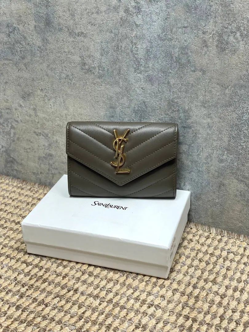 P Musk green. YSLA sheep's skin envelope., Cow leather., It's delicate and durable., The match is gold.Logo,Jane is so smart.. Envelope Design, Cards can be filled with coins., It's easy to travel or to travel.！It's a small size., No pressure on your body., It's practical and fashionable., Yes.YSLOne of the classic hot ones.！ Dimensions: 13.5x9.5x3cm Model: 423293