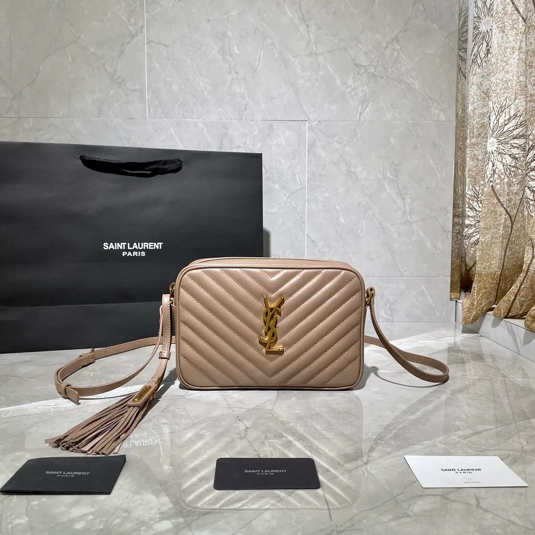 P🦋 【NEW】New Colour_Milk tea camera bag LOUTop imported cattle camera bag, Hong Kong buys a primer., Make it exactly the same.！Very fine.！A modifiable shoulder belt with a fashion-stylish hanger.！100% calf skin., In the linoleum.！There's a plug in the bag.！Very useful atmosphere.！ Model: 520534. Dimensions: 23x16x6cm